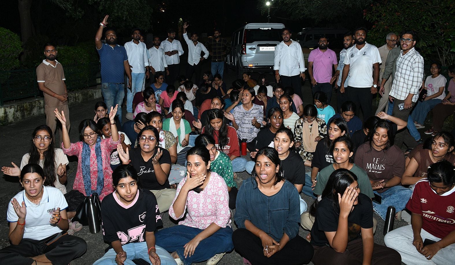 लविवि परिसर में कुलपति कार्यालय के बाहर प्रदर्शन करतीं कैलाश हॉस्टल की छात्राएं। लविवि परिसर में कुलपति कार्यालय के बाहर प्रदर्शन करतीं कैलाश हॉस्टल की छात्राएं।