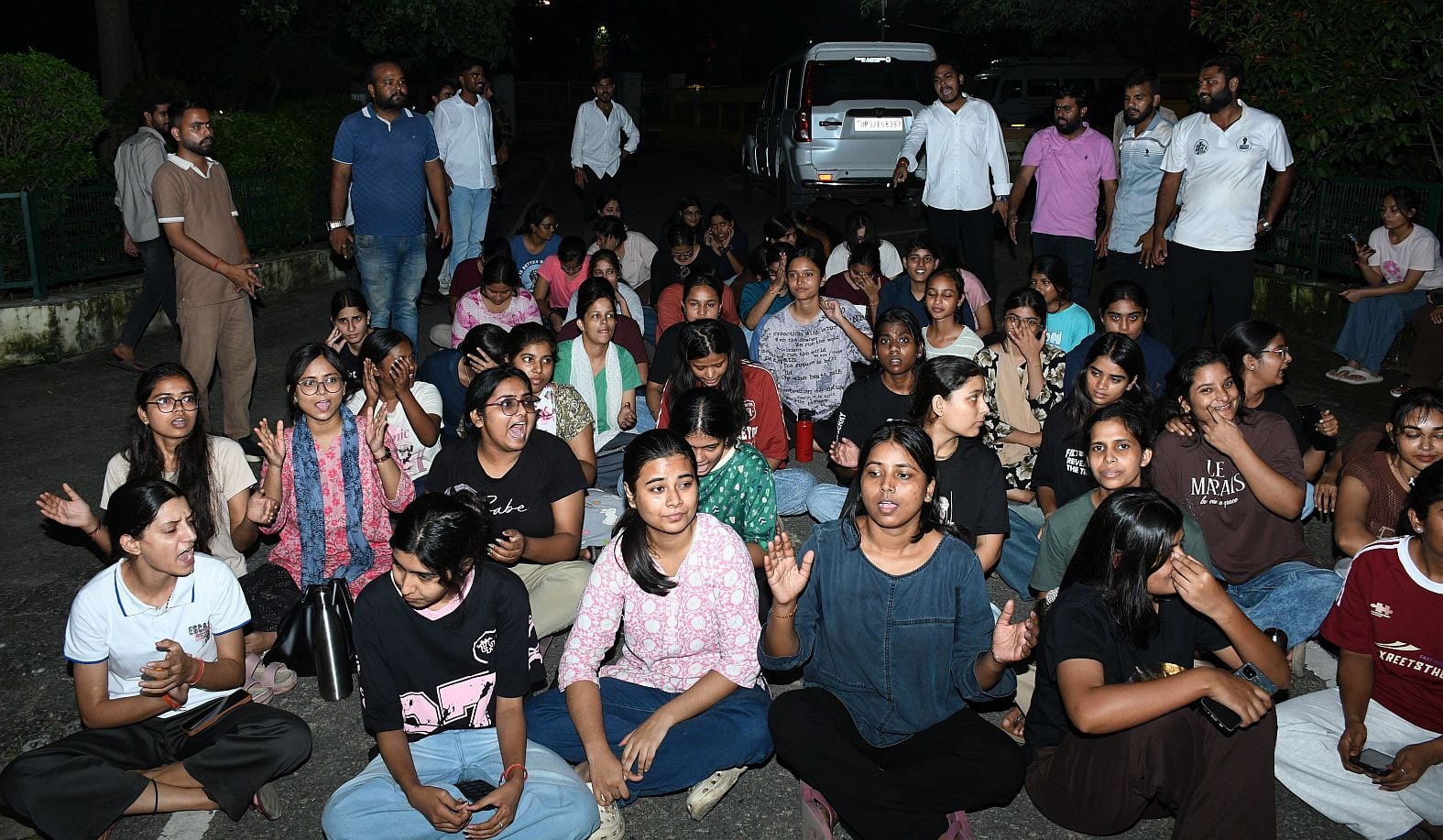 लविवि परिसर में कुलपति कार्यालय के बाहर प्रदर्शन करतीं कैलाश हॉस्टल की छात्राएं। लविवि परिसर में कुलपति कार्यालय के बाहर प्रदर्शन करतीं कैलाश हॉस्टल की छात्राएं।