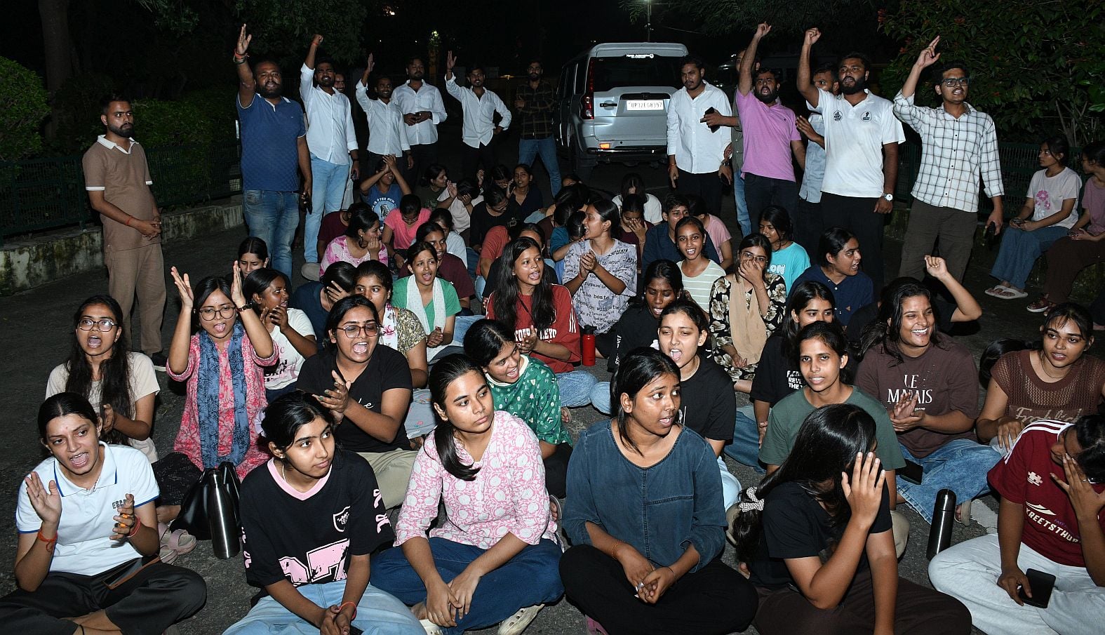 लविवि परिसर में कुलपति कार्यालय के बाहर प्रदर्शन करतीं कैलाश हॉस्टल की छात्राएं। लविवि परिसर में कुलपति कार्यालय के बाहर प्रदर्शन करतीं कैलाश हॉस्टल की छात्राएं।