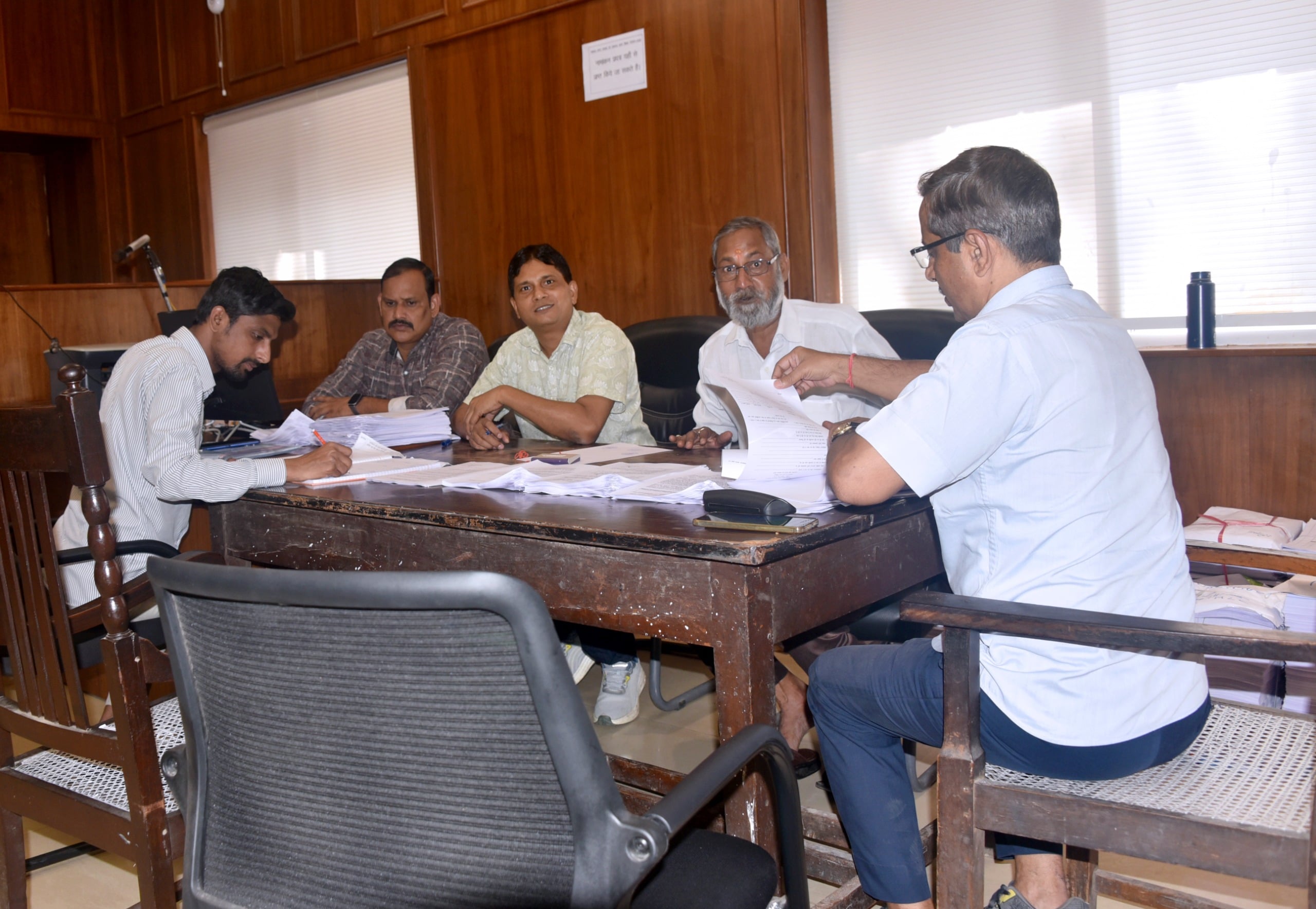 मंडलायुक्त न्यायालय में नामांकन पत्रों की जांच करते अधिकारी। मंडलायुक्त न्यायालय में नामांकन पत्रों की जांच करते अधिकारी।