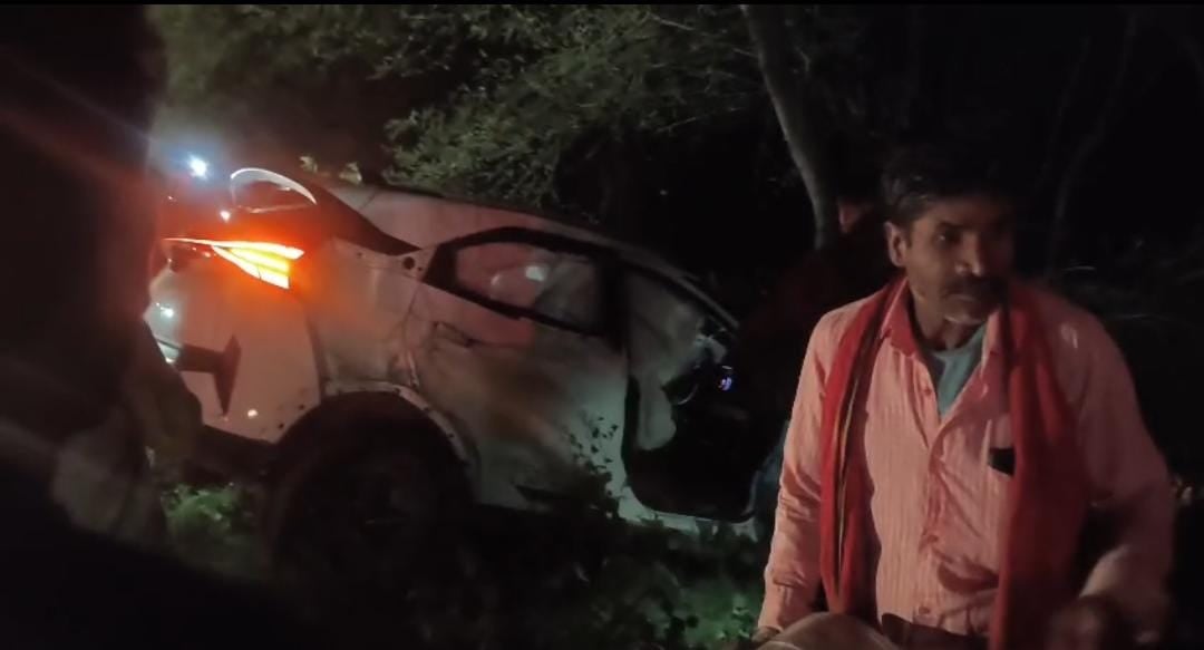 मौके पर चक्का जाम करते लोग।