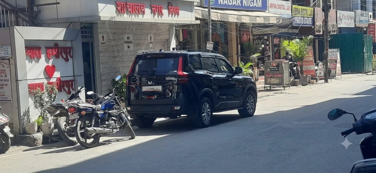 निजी गाड़ी पर लिखा गया हिमाचल सरकार। संवाद। निजी गाड़ी पर लिखा गया हिमाचल सरकार। संवाद।