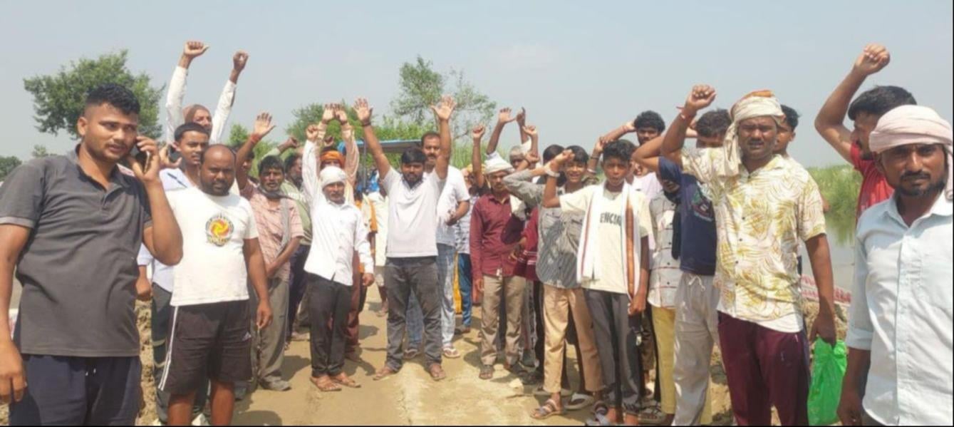 नवाबगंज के इंदरपुर में शव रखकर प्रदर्शन करते ग्रामीण व बिलखते परिजन। - संवाद नवाबगंज के इंदरपुर में शव रखकर प्रदर्शन करते ग्रामीण व बिलखते परिजन। - संवाद