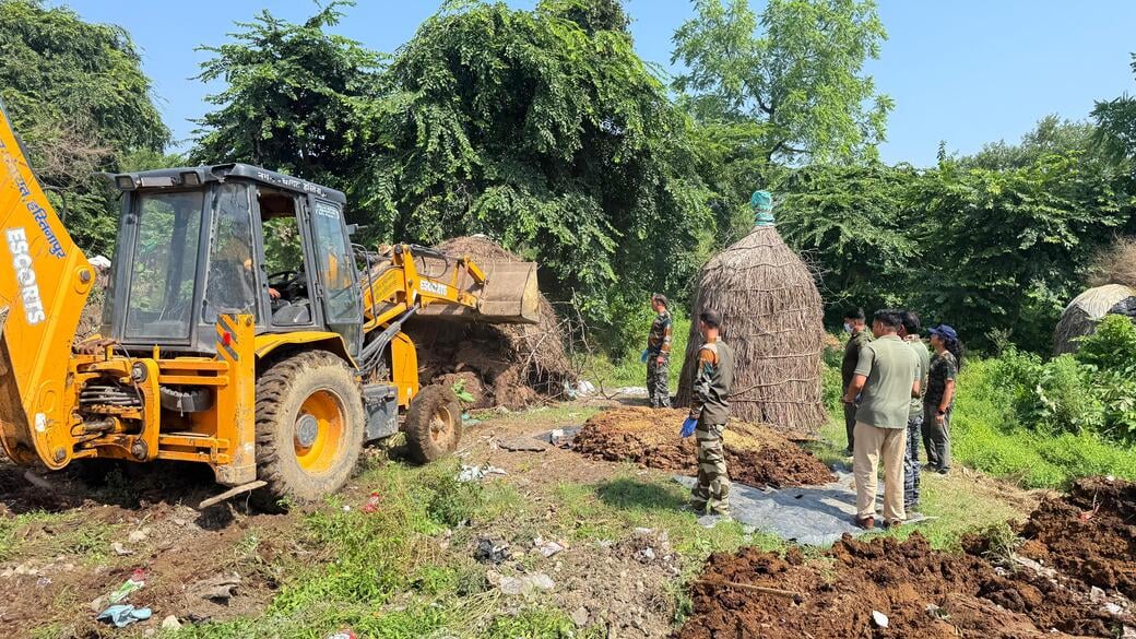 पांडव टीले से कूड़ा साफ करते वन विभाग व कॉलेज के छात्र स्रोत संवाद