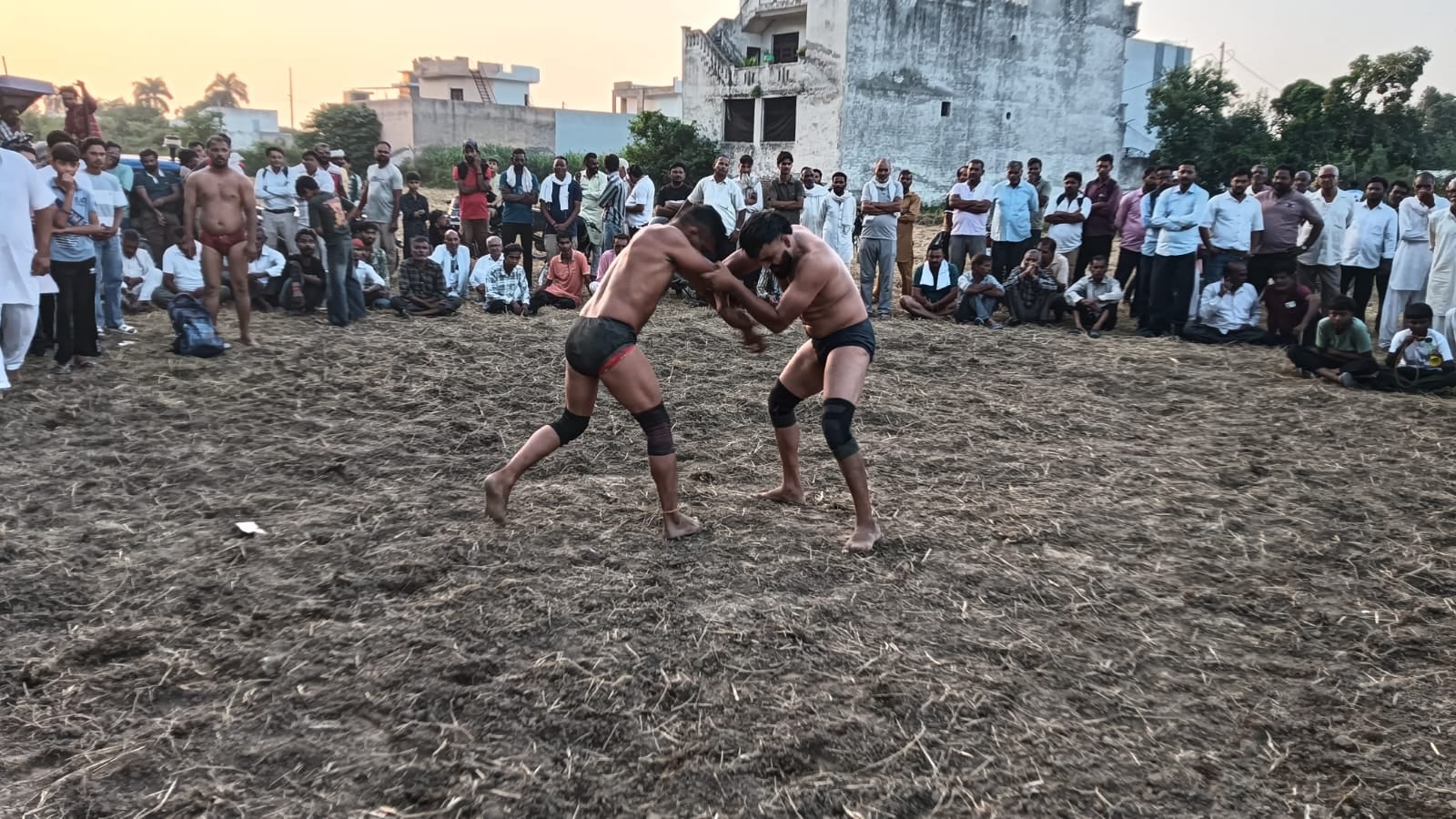 प्रसाद चढ़ाने के लिए गोगामेड़ी परिसर में कतार में खड़े श्रद्वालु। संवाद