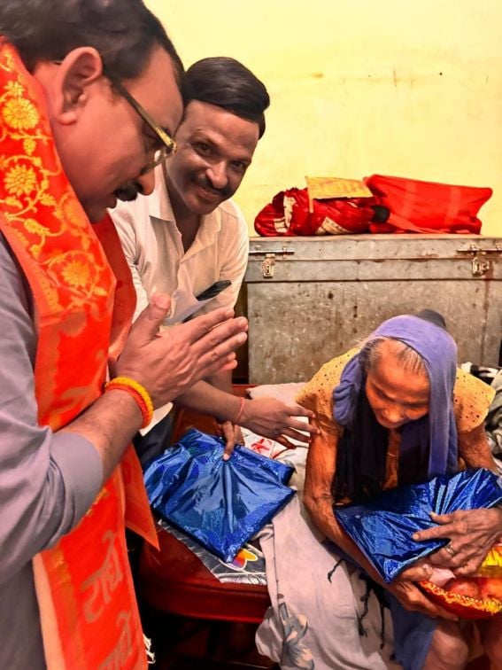 पूर्वजों के स्मरण के साथ वृद्धजनों में बांटी सामग्री पूर्वजों के स्मरण के साथ वृद्धजनों में बांटी सामग्री