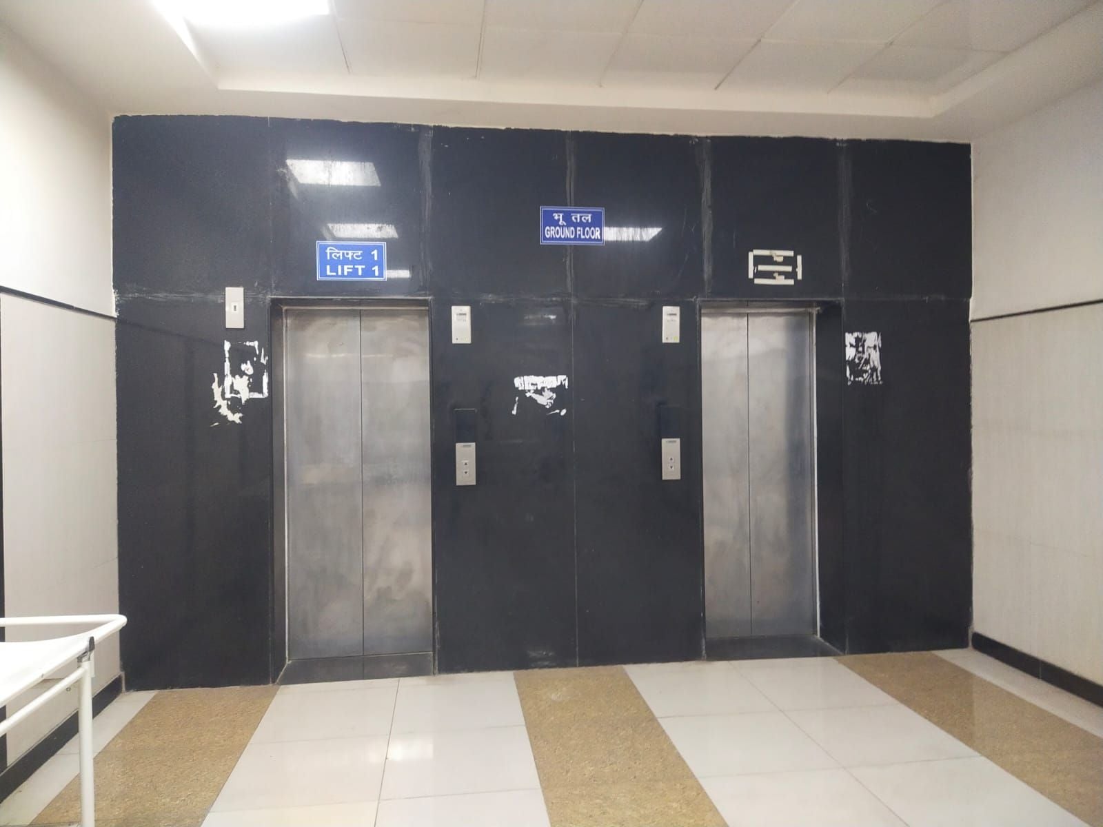 सीढि़यां चढ़ती महिला और बंद लिफ्ट। सीढि़यां चढ़ती महिला और बंद लिफ्ट।