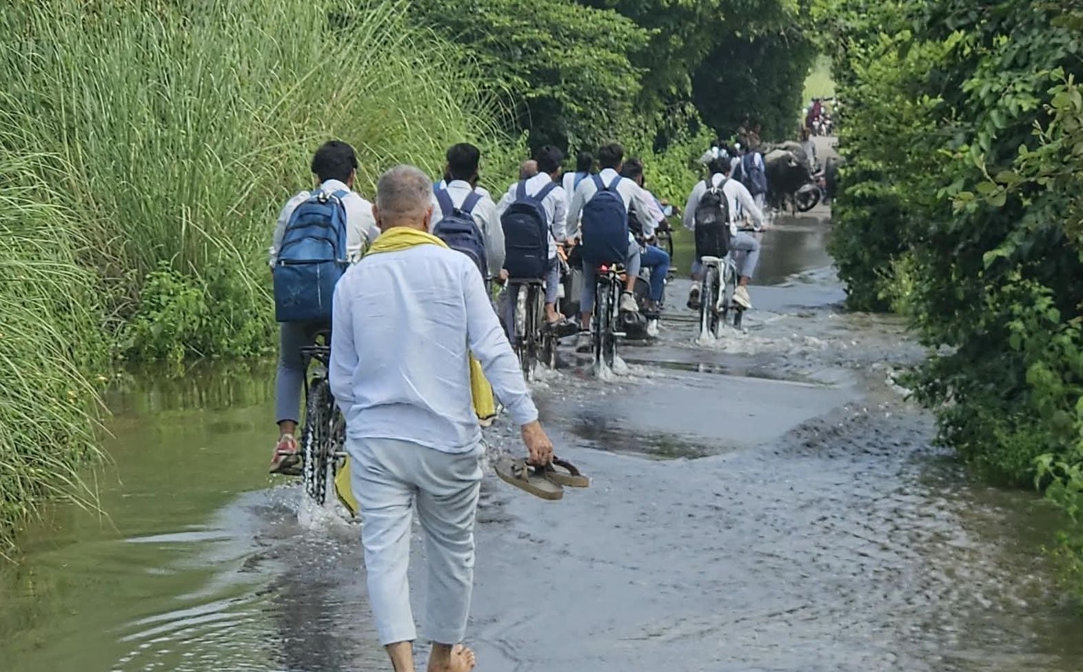 सड़क पर आया सई नदी का पानी। सड़क पर आया सई नदी का पानी।