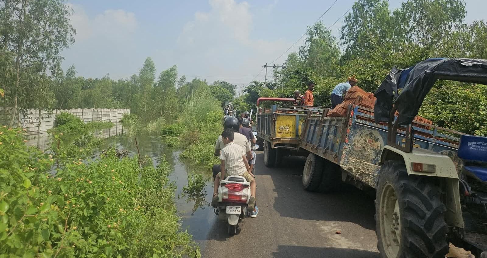 सड़क पर आया सई नदी का पानी। सड़क पर आया सई नदी का पानी।