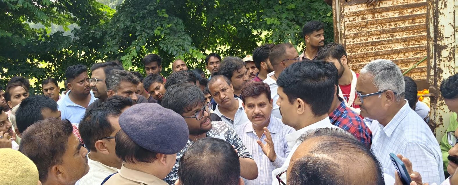 सड़क पर शव रखने लगा जाम 