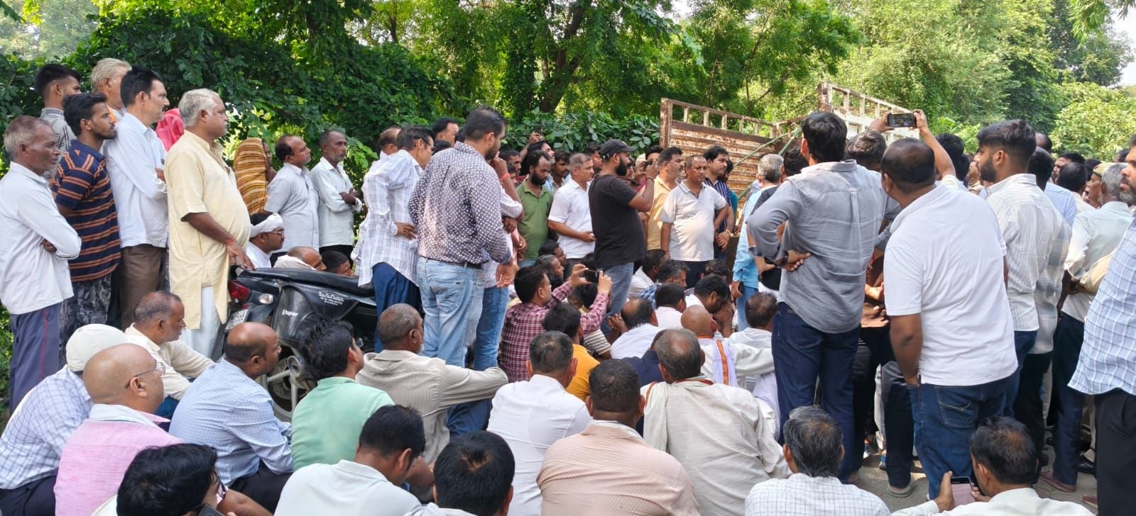 सड़क पर शव रखने लगा जाम 