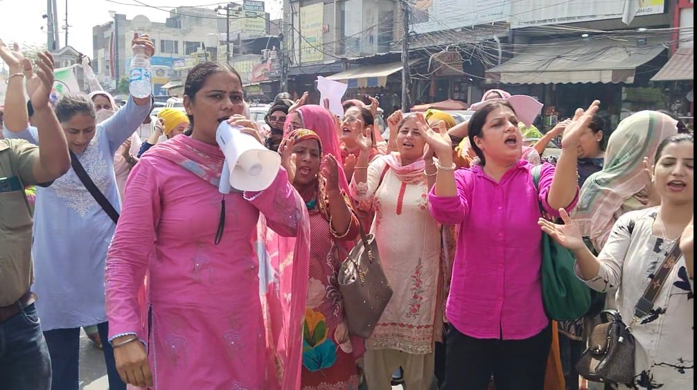सिविल सर्जन कार्यालय से लेकर बोहड़ी चौक तक प्रदर्शन करते हुए एनएचएम इंप्लाइज यूनियन की सदस्य। ( सिविल सर्जन कार्यालय से लेकर बोहड़ी चौक तक प्रदर्शन करते हुए एनएचएम इंप्लाइज यूनियन की सदस्य। (
