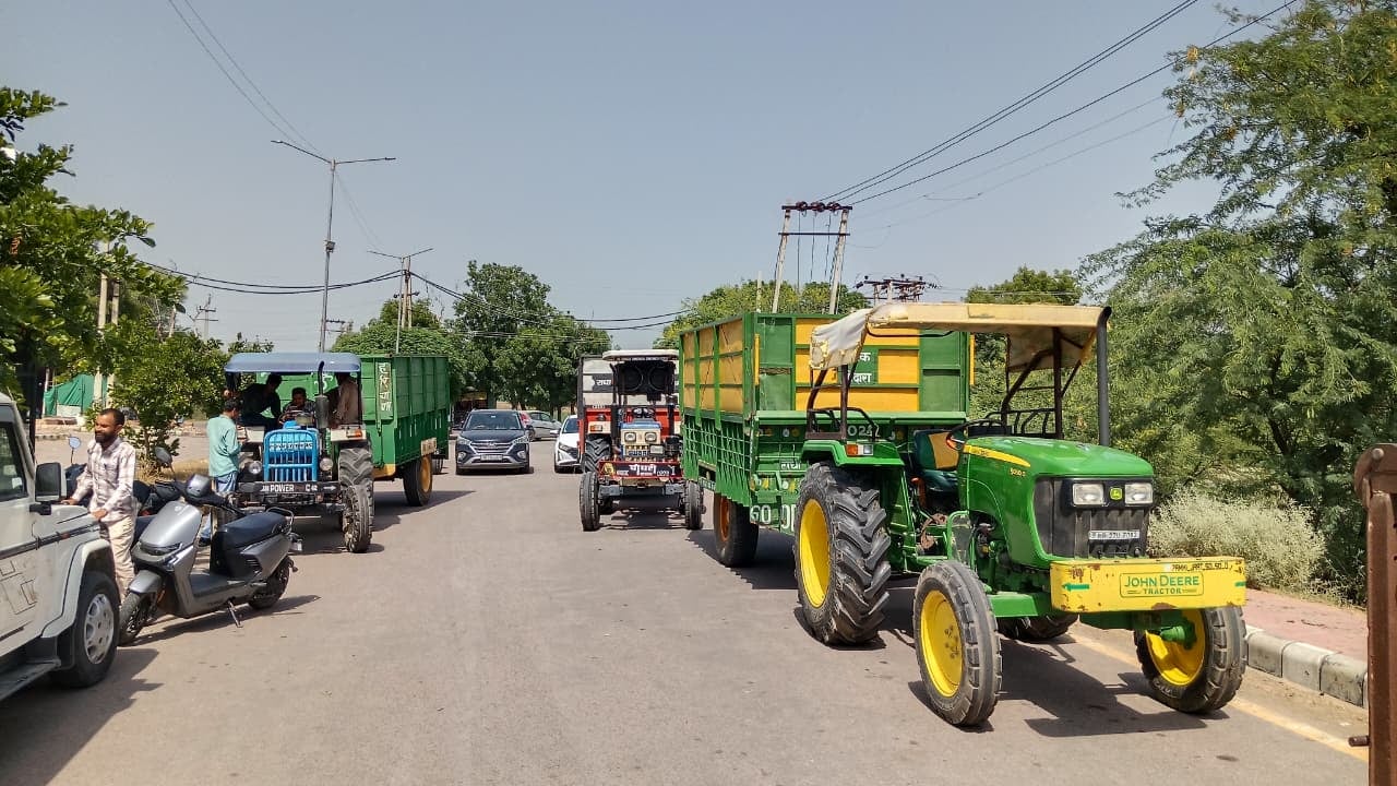 शहर की अतिरिक्त अनाजमंडी में किसानों की समस्या सुनते मार्केट कमेटी के सचिव अमित रोहिल्ला। संवाद शहर की अतिरिक्त अनाजमंडी में किसानों की समस्या सुनते मार्केट कमेटी के सचिव अमित रोहिल्ला। संवाद