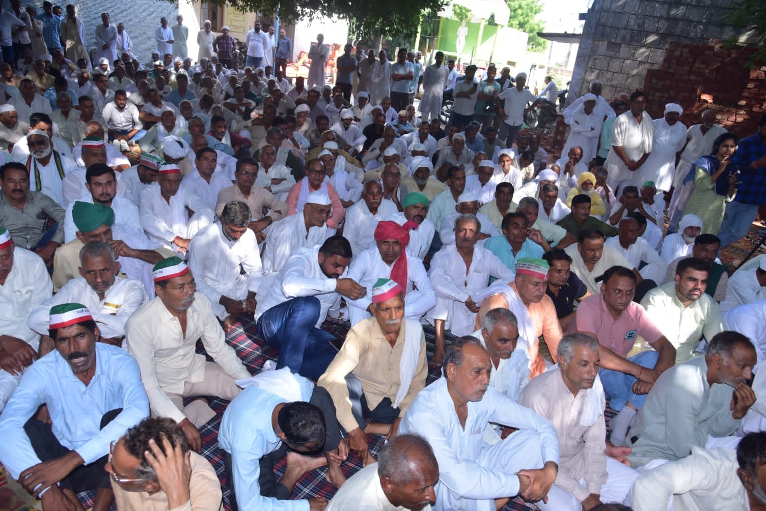 शामली गन्ना समिति परिसर में पंचायत में मौजूद किसान। संवाद शामली गन्ना समिति परिसर में पंचायत में मौजूद किसान। संवाद