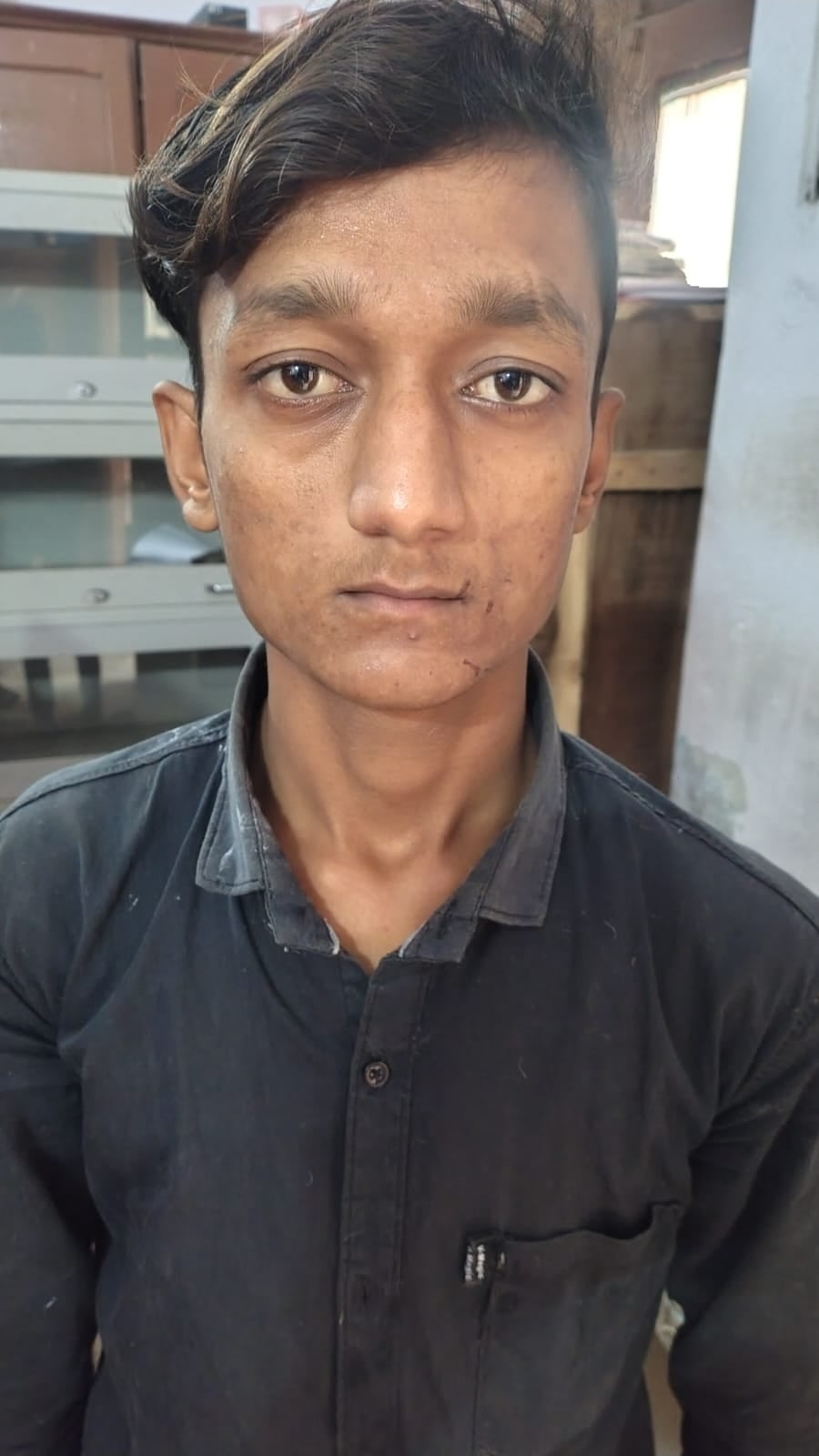 श्यामलाल के परिजनों और ग्रामीणों से बात करते प्रशासनिक अधिकारी व विधायक जयदेवी कौशल।