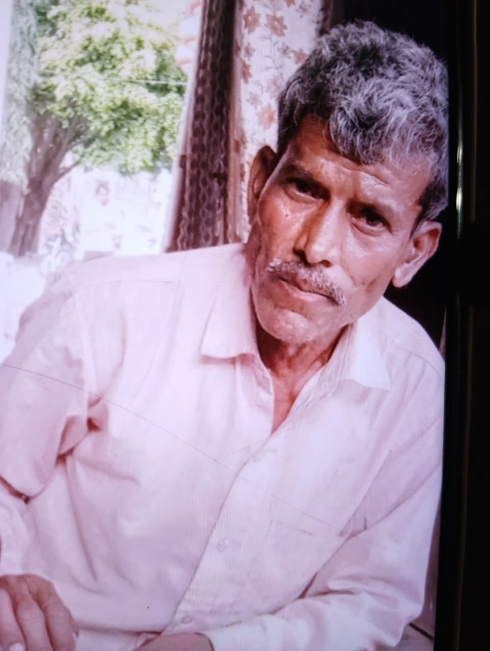श्यामलाल के परिजनों और ग्रामीणों से बात करते प्रशासनिक अधिकारी व विधायक जयदेवी कौशल।