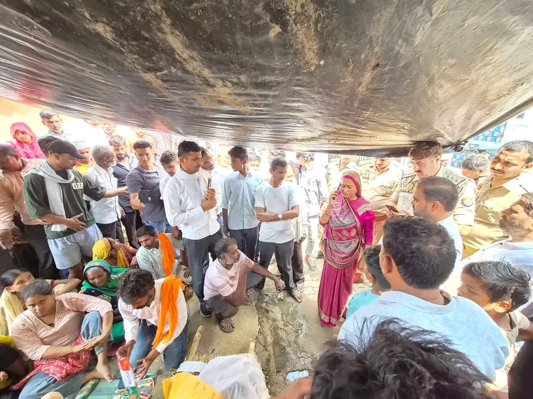 श्यामलाल के परिजनों और ग्रामीणों से बात करते प्रशासनिक अधिकारी व विधायक जयदेवी कौशल।