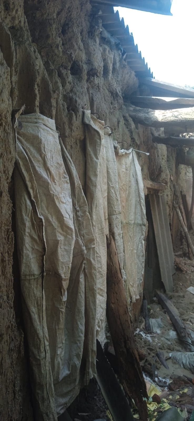 दंपती और क्षतिग्रस्त मकान।