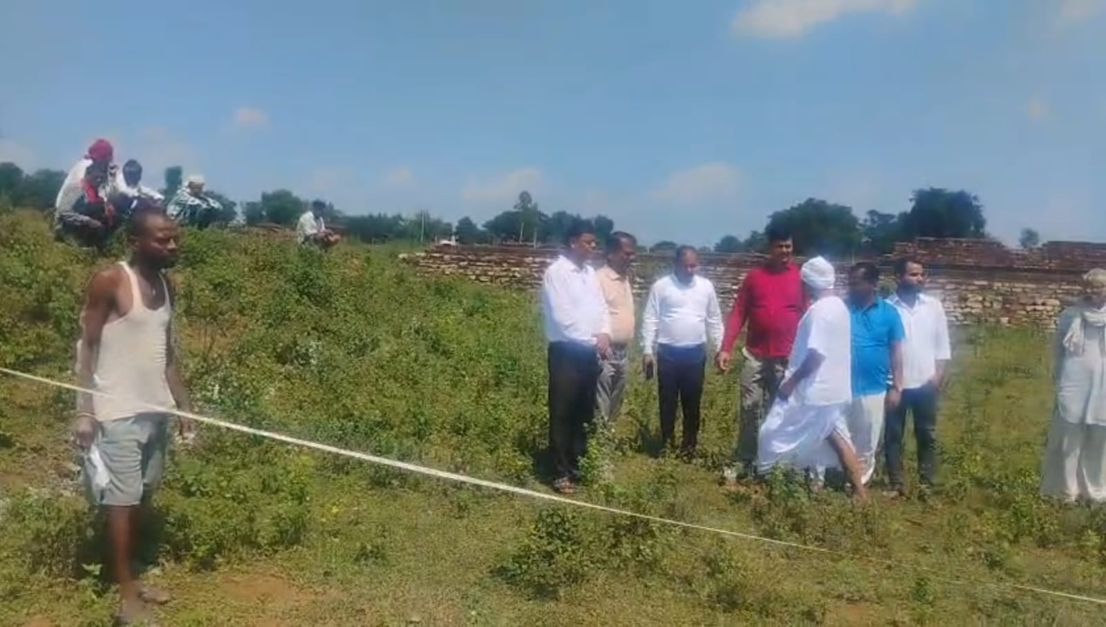 उच्च प्राथमिक विद्यालय भवन के लिए लहुरियादह में आवंटित भूमि समतल करने में जुटा जेसीबी।-सोशल मीड