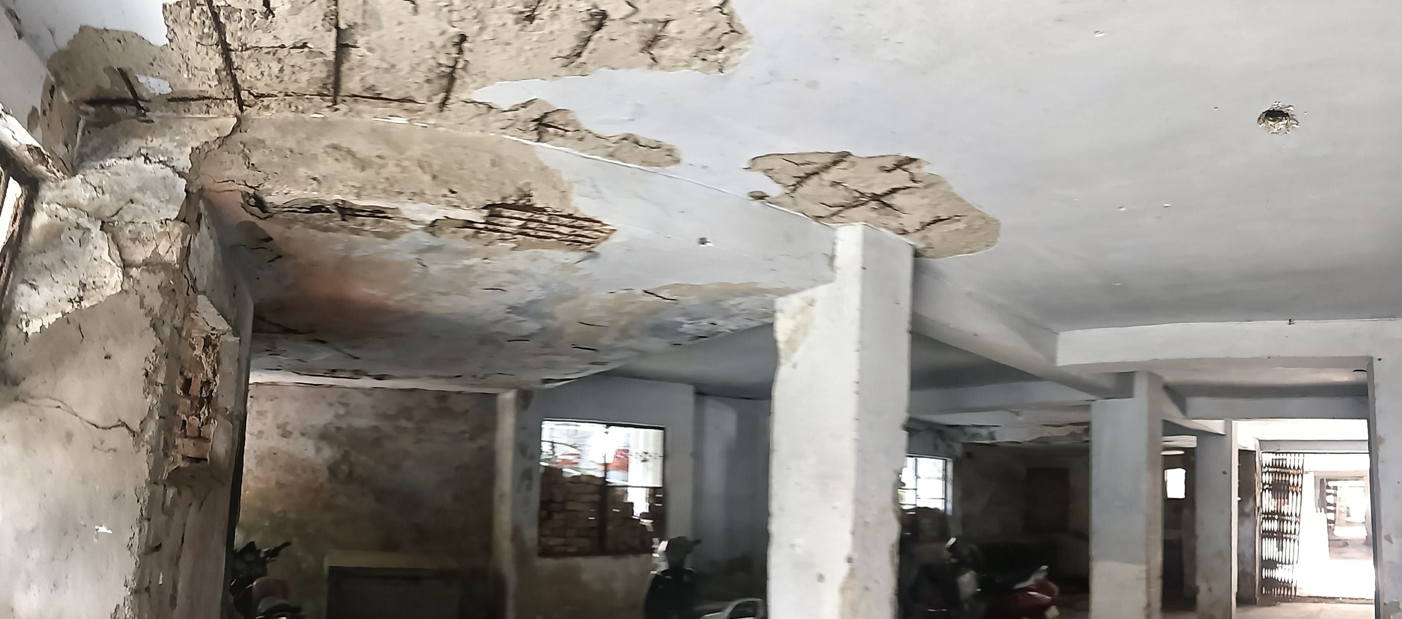 वजीर हसन रोड का जर्जर अपार्टमेंट। वजीर हसन रोड का जर्जर अपार्टमेंट।