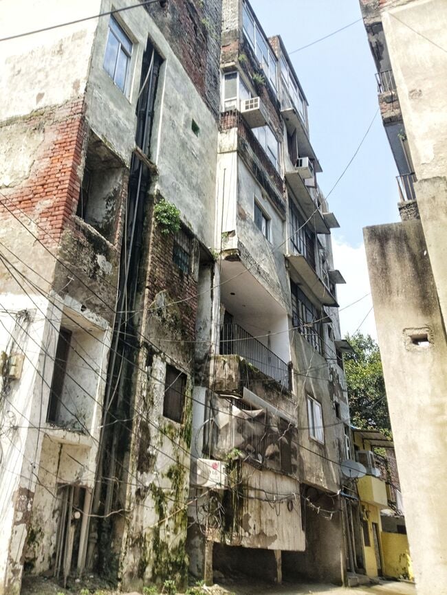 वजीर हसन रोड का जर्जर अपार्टमेंट। वजीर हसन रोड का जर्जर अपार्टमेंट।