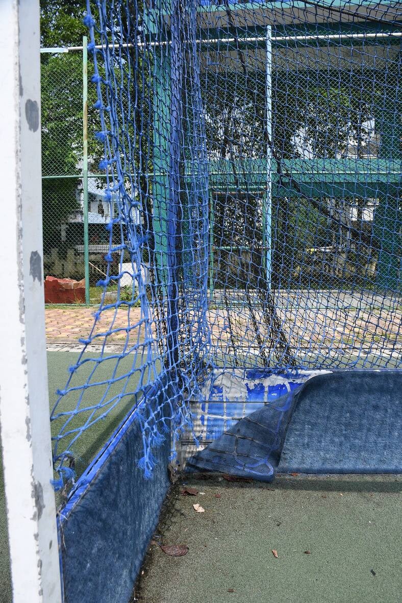 विजयंत खंड मिनी स्टेडियम में बदहाल हाॅकी एस्ट्रोटर्फ। मिट्टी के चलते खिलाड़ियों का अभ्यास कर
