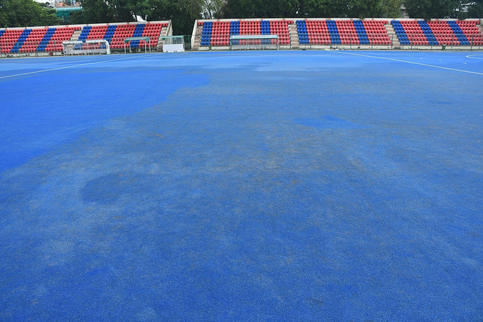 विजयंत खंड मिनी स्टेडियम में बदहाल हाॅकी एस्ट्रोटर्फ। मिट्टी के चलते खिलाड़ियों का अभ्यास कर