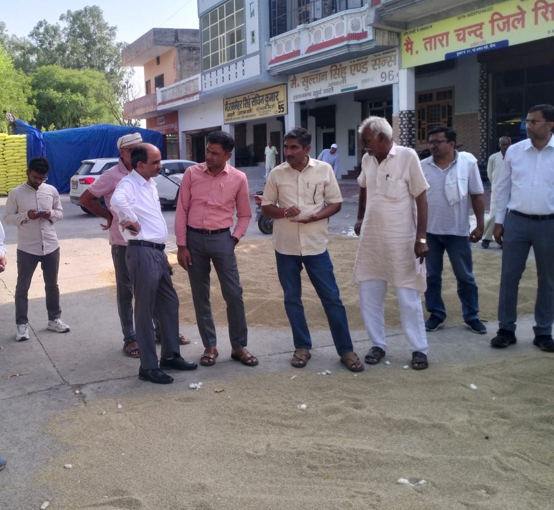 01जेएनडी17: शहर की अनाजमंडी के शौचालयों की जांच करते हुए एसडीएम सत्यवान मलिक। संवाद 01जेएनडी17: शहर की अनाजमंडी के शौचालयों की जांच करते हुए एसडीएम सत्यवान मलिक। संवाद