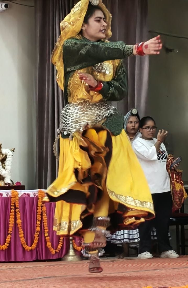 01जेएनडी28, 29:  राजकीय महिला कॉलेज में नृत्य की प्रस्तुति देते हुए छात्राएं। संवाद