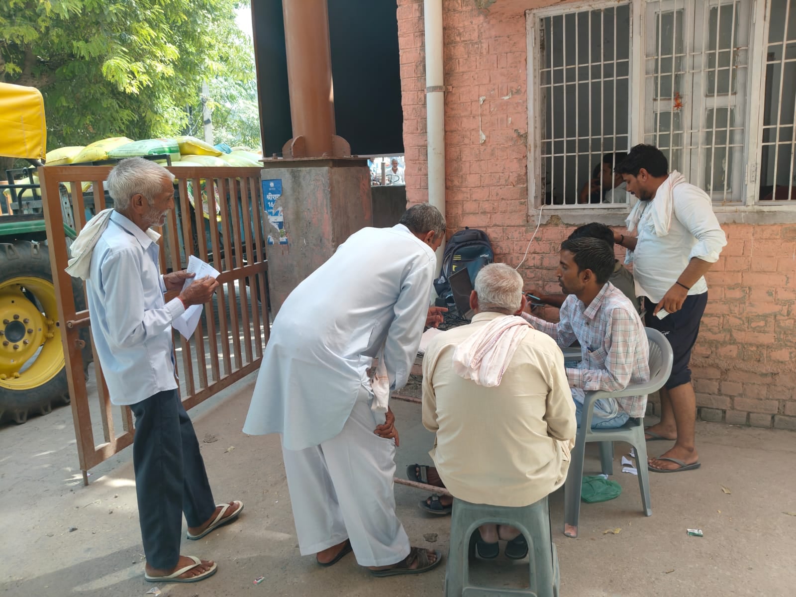 अनाज मंडी के गेट के बाहर बिना भूमि सत्यापन वाले किसान ट्रैक्टर लेकर खड़े । संवाद
