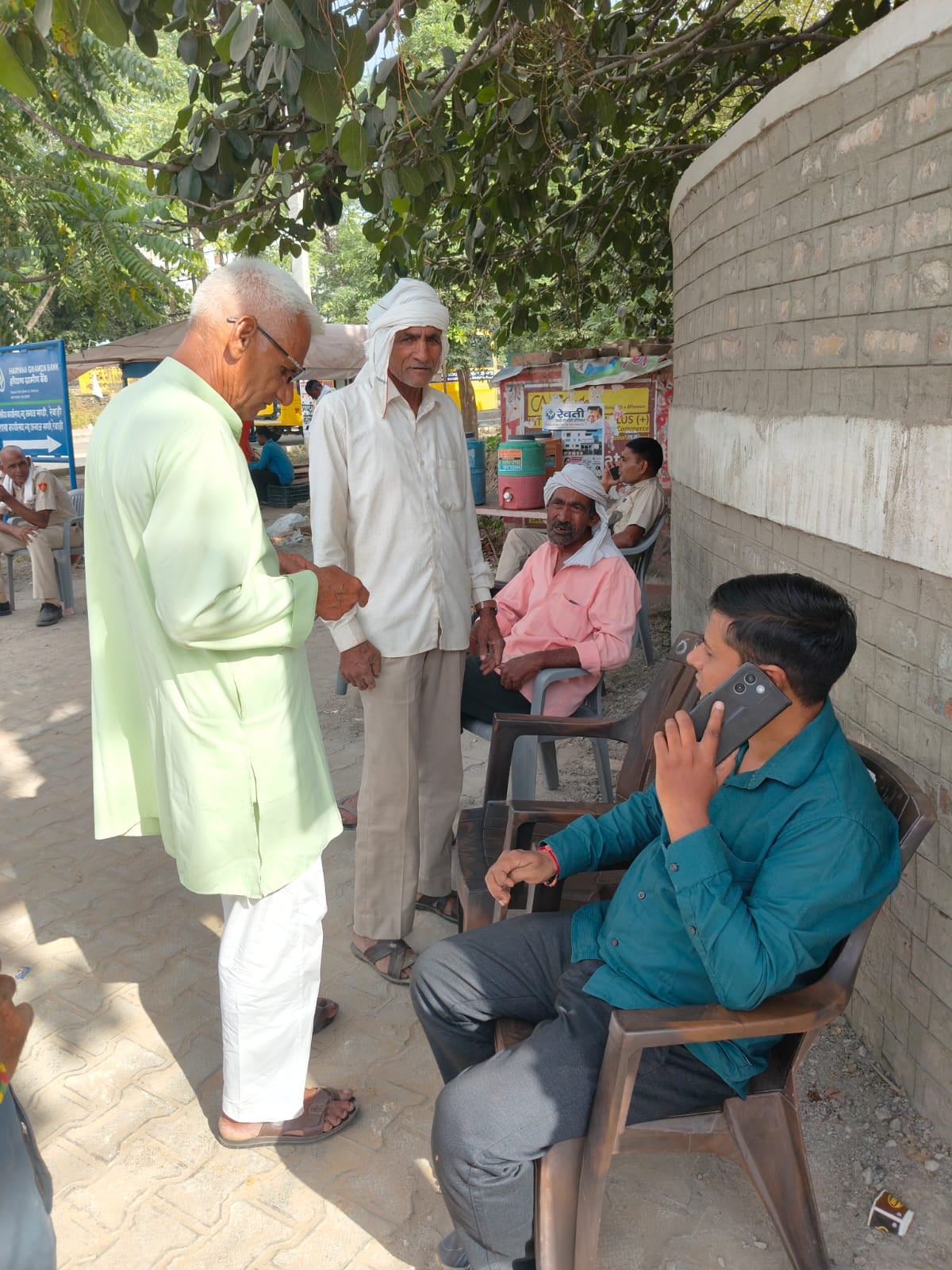 अनाज मंडी के गेट के बाहर बिना भूमि सत्यापन वाले किसान ट्रैक्टर लेकर खड़े । संवाद