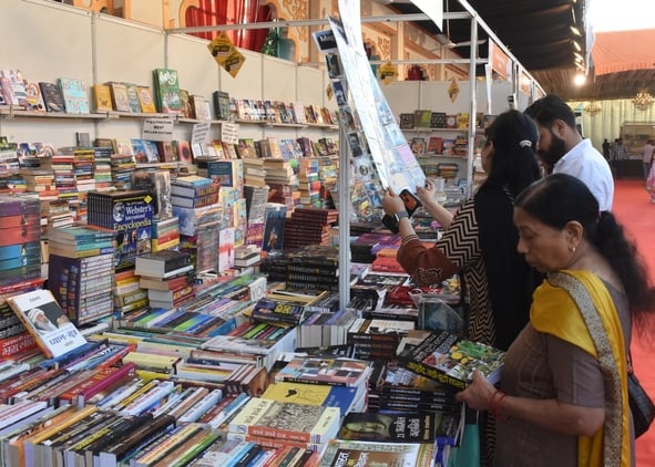 बलरामपुर गार्डन में राष्ट्रीय पुस्तक मेले हुआ शुरू। 
