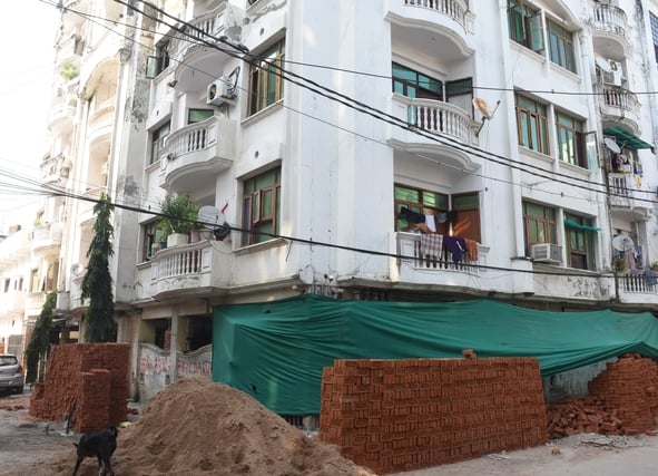 बारूदखाना में एसए अपार्टमेंट पर दीवार खड़ी करके उसके ऊपर जैक लगाकर बिल्डिंग को रोकने का काम जार बारूदखाना में एसए अपार्टमेंट पर दीवार खड़ी करके उसके ऊपर जैक लगाकर बिल्डिंग को रोकने का काम जार