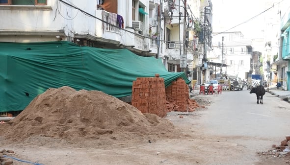 बारूदखाना में एसए अपार्टमेंट पर दीवार खड़ी करके उसके ऊपर जैक लगाकर बिल्डिंग को रोकने का काम जार बारूदखाना में एसए अपार्टमेंट पर दीवार खड़ी करके उसके ऊपर जैक लगाकर बिल्डिंग को रोकने का काम जार