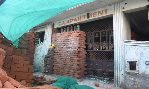 बारूदखाना में एसए अपार्टमेंट पर दीवार खड़ी करके उसके ऊपर जैक लगाकर बिल्डिंग को रोकने का काम जार बारूदखाना में एसए अपार्टमेंट पर दीवार खड़ी करके उसके ऊपर जैक लगाकर बिल्डिंग को रोकने का काम जार