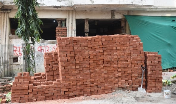 बारूदखाना में एसए अपार्टमेंट पर दीवार खड़ी करके उसके ऊपर जैक लगाकर बिल्डिंग को रोकने का काम जार बारूदखाना में एसए अपार्टमेंट पर दीवार खड़ी करके उसके ऊपर जैक लगाकर बिल्डिंग को रोकने का काम जार
