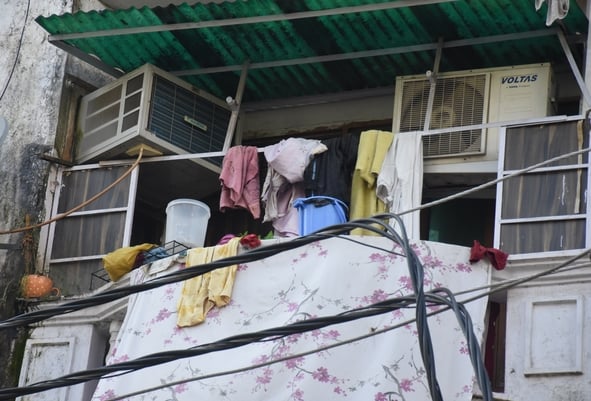 बारूदखाना में एसए अपार्टमेंट पर दीवार खड़ी करके उसके ऊपर जैक लगाकर बिल्डिंग को रोकने का काम जार बारूदखाना में एसए अपार्टमेंट पर दीवार खड़ी करके उसके ऊपर जैक लगाकर बिल्डिंग को रोकने का काम जार