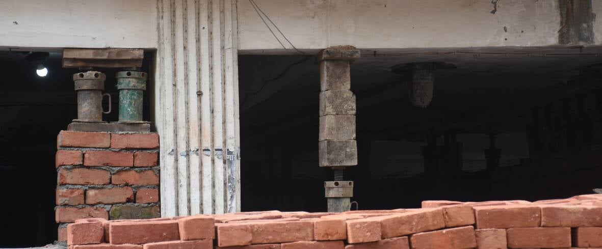 बारूदखाना में एसए अपार्टमेंट पर दीवार खड़ी करके उसके ऊपर जैक लगाकर बिल्डिंग को रोकने का काम जार बारूदखाना में एसए अपार्टमेंट पर दीवार खड़ी करके उसके ऊपर जैक लगाकर बिल्डिंग को रोकने का काम जार