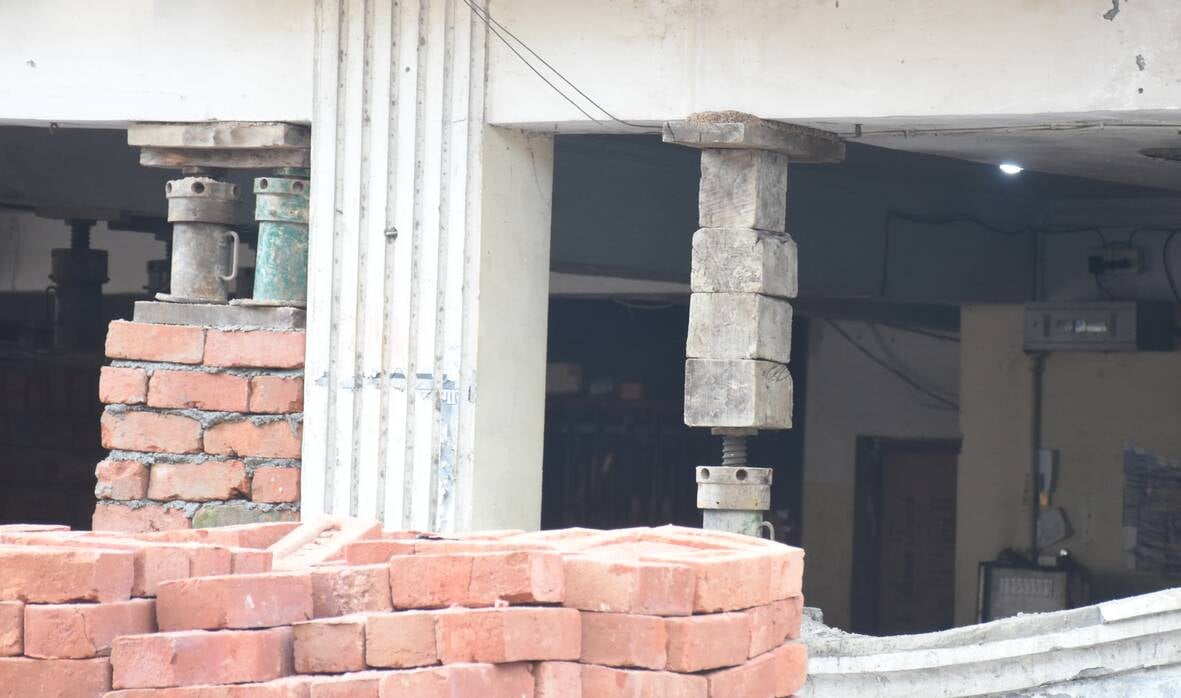 बारूदखाना में एसए अपार्टमेंट पर दीवार खड़ी करके उसके ऊपर जैक लगाकर बिल्डिंग को रोकने का काम जार बारूदखाना में एसए अपार्टमेंट पर दीवार खड़ी करके उसके ऊपर जैक लगाकर बिल्डिंग को रोकने का काम जार