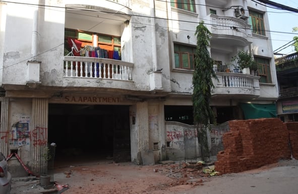 बारूदखाना में एसए अपार्टमेंट पर दीवार खड़ी करके उसके ऊपर जैक लगाकर बिल्डिंग को रोकने का काम जार बारूदखाना में एसए अपार्टमेंट पर दीवार खड़ी करके उसके ऊपर जैक लगाकर बिल्डिंग को रोकने का काम जार