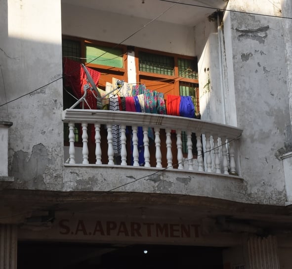 बारूदखाना में एसए अपार्टमेंट पर दीवार खड़ी करके उसके ऊपर जैक लगाकर बिल्डिंग को रोकने का काम जार बारूदखाना में एसए अपार्टमेंट पर दीवार खड़ी करके उसके ऊपर जैक लगाकर बिल्डिंग को रोकने का काम जार