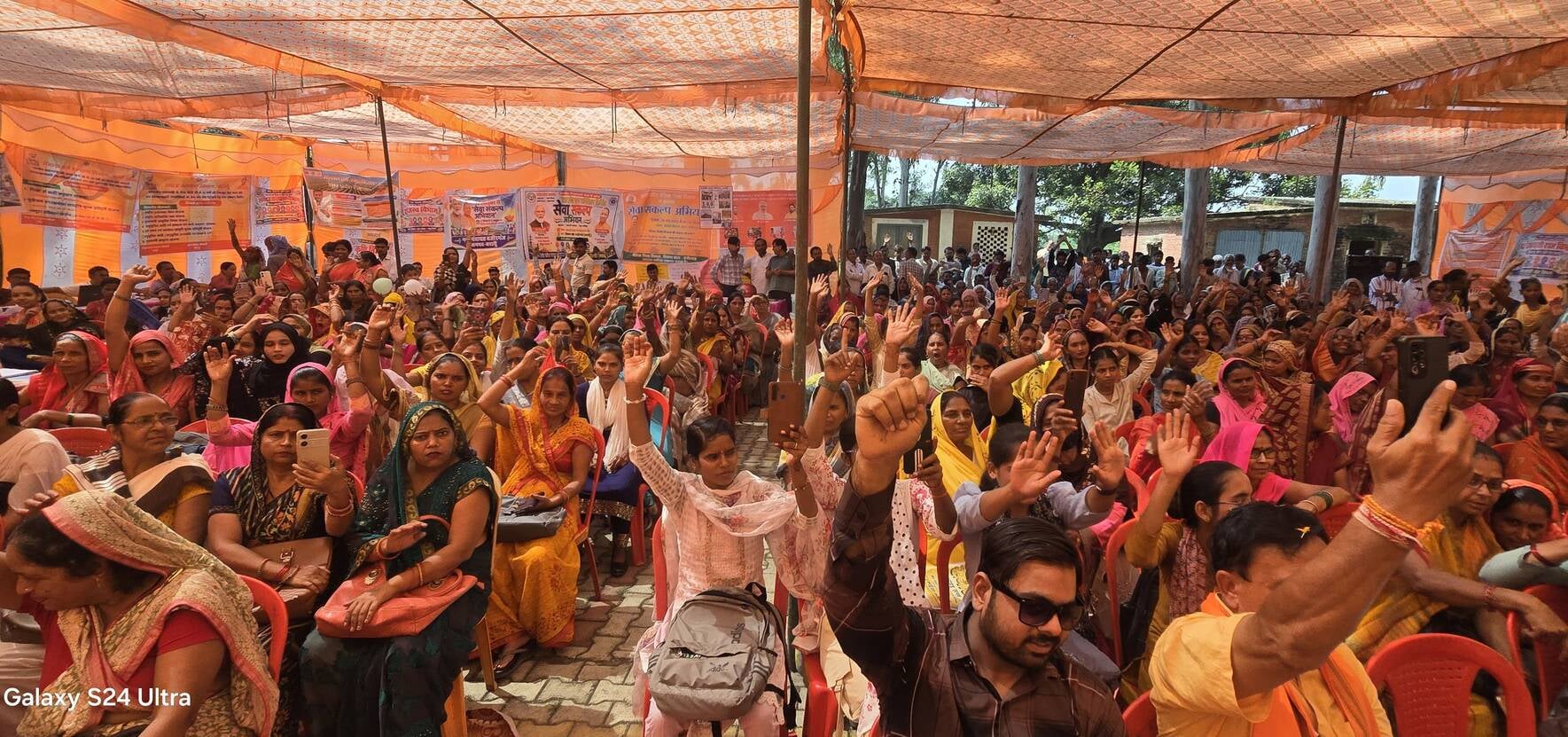 बिसौली में सेवा संकल्प यात्रा पर बुलडोजर से पुष्प वर्षा करते भाजपाई। संवाद