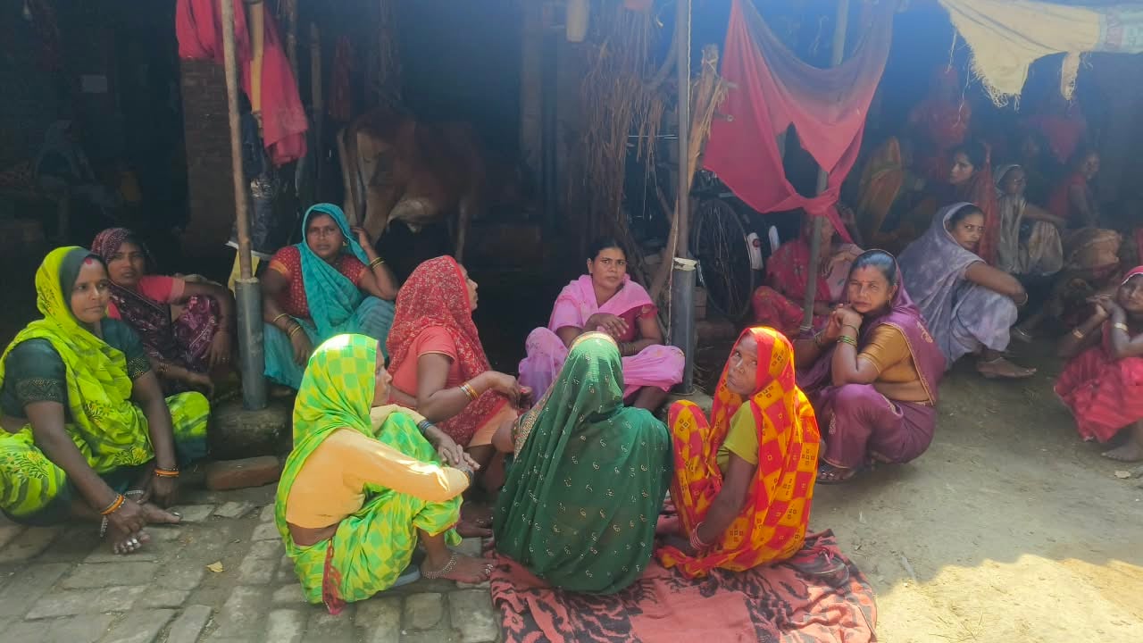 बांदा बहराइच राजमार्ग पर सड़क पर प्रदर्शन करते ग्रामीण। बांदा बहराइच राजमार्ग पर सड़क पर प्रदर्शन करते ग्रामीण।