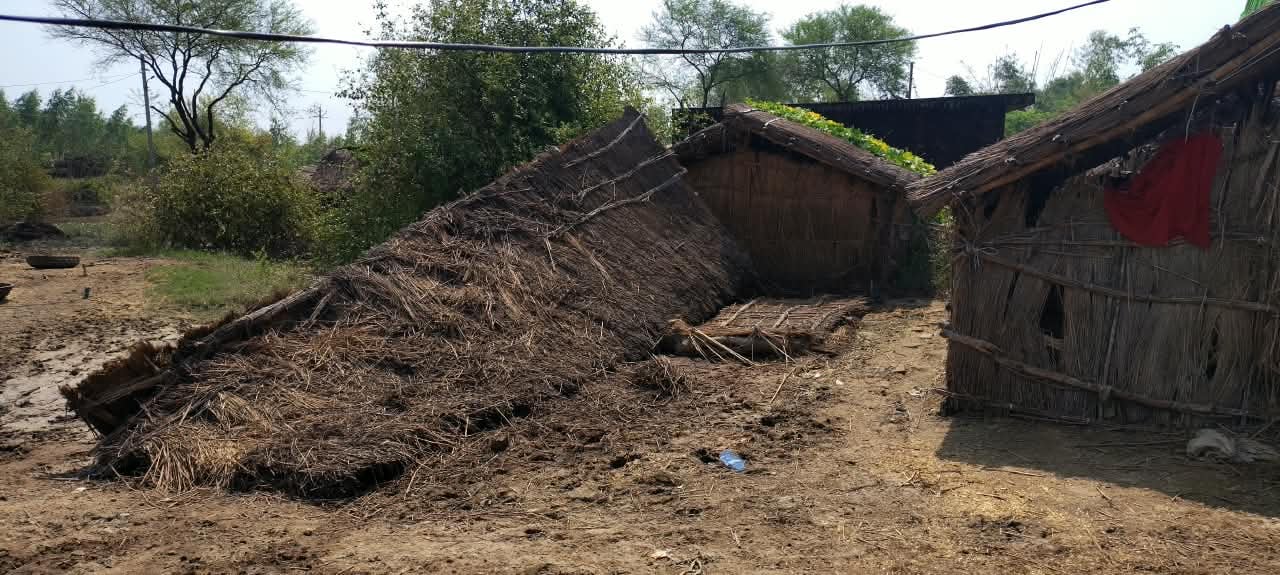 बाढ़ से ढहे कच्चे मकान। बाढ़ से ढहे कच्चे मकान।