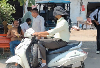 चांदपुर बाईपास से पहले जान जोखिम में डाल सड़क पार करते विद्यार्थी। संवाद चांदपुर बाईपास से पहले जान जोखिम में डाल सड़क पार करते विद्यार्थी। संवाद