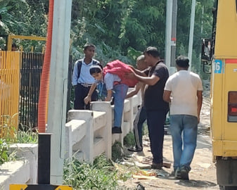 चांदपुर बाईपास से पहले जान जोखिम में डाल सड़क पार करते विद्यार्थी। संवाद चांदपुर बाईपास से पहले जान जोखिम में डाल सड़क पार करते विद्यार्थी। संवाद