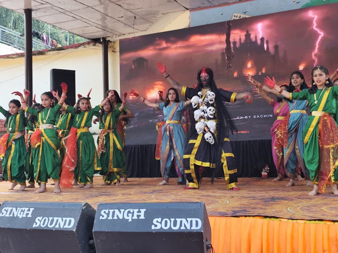 डीएवी राजगढ़ में वार्षिक समारोह के दौरान मुख्यातिथि के साथ प्रशस्ति पत्र हासिल करने के बाद विद् डीएवी राजगढ़ में वार्षिक समारोह के दौरान मुख्यातिथि के साथ प्रशस्ति पत्र हासिल करने के बाद विद्