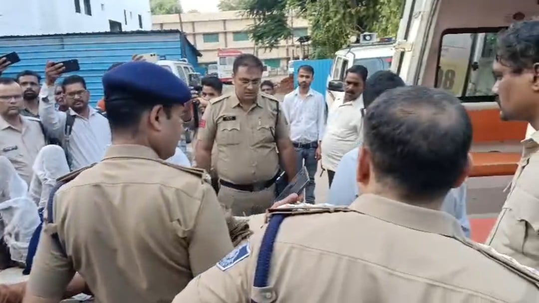 एक शख्स ने थाना परिसर में खुद को लगाई आग, मचा हंगामा।