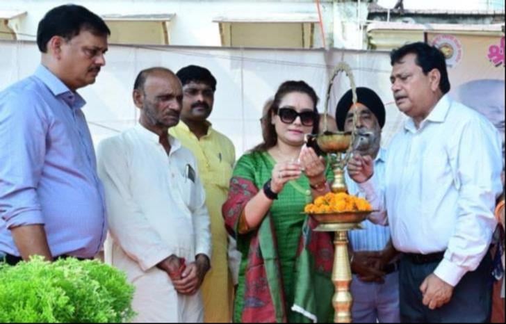 एलबीएस पीजी कॉलेज में कार्यक्रम का शुभारंभ करतीं उपाध्यक्ष वर्षा सिंह व अन्य और उपस्थित लोग। स एलबीएस पीजी कॉलेज में कार्यक्रम का शुभारंभ करतीं उपाध्यक्ष वर्षा सिंह व अन्य और उपस्थित लोग। स