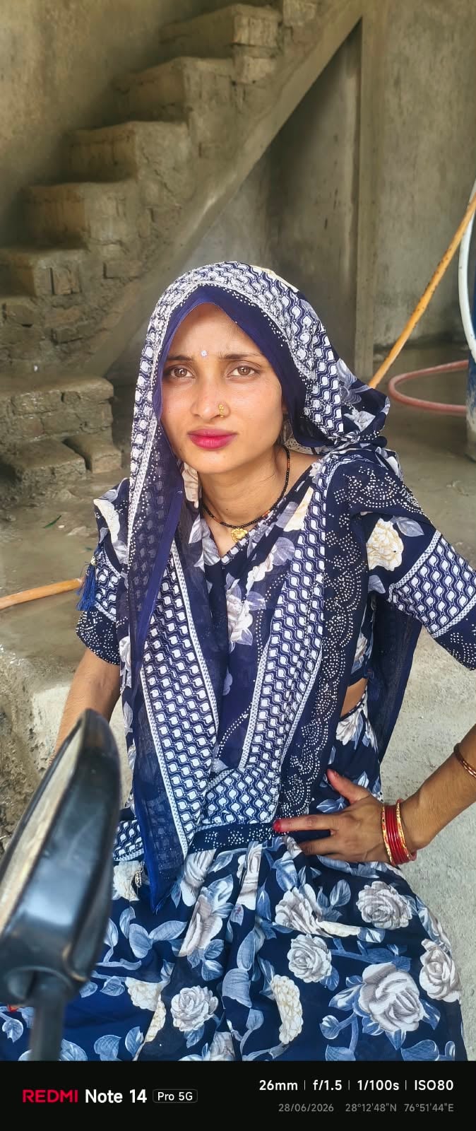 फूलपुर में अस्पताल के सामने प्रयागराज जौनपुर राजमार्ग पर शव रखकर चक्का जाम करते ग्रामीण।